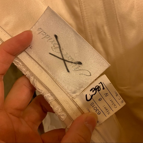 ⭐️ HOST PICK ⭐️Allure Wedding Dress C387 - Picture 12 of 12